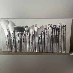 📸🖌️🎨 Wall art piece featuring chic makeup brushes in  neutral tones! 🎨